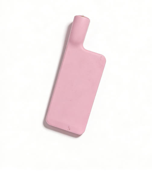Action Shot: Silicone Clipper in Use – Gentle on Non-Stick Cookware, Heat Resistant Up to High Temperatures